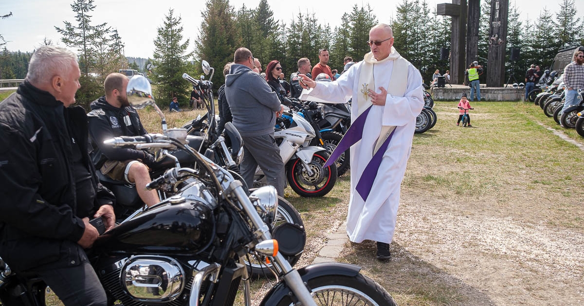 Isten áldásával kezdik a szezont a motorosok